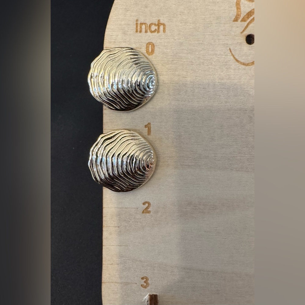 Vintage Silver Tone Shell Clip On Earrings Textured Swirl Dome - Retro - EUC - Picture 2 of 8